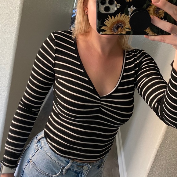 Black and white stripe long sleeve crop top - Picture 2 of 5